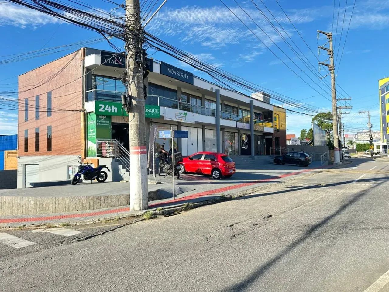 Alugo sala comercial térrea, com 400m²,  05 vagas de estacionamento descoberta na frente,  - Foto 3
