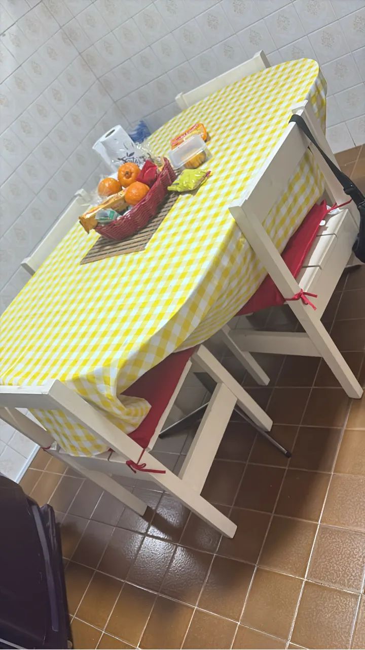 VENDO MESA COM CADEIRAS