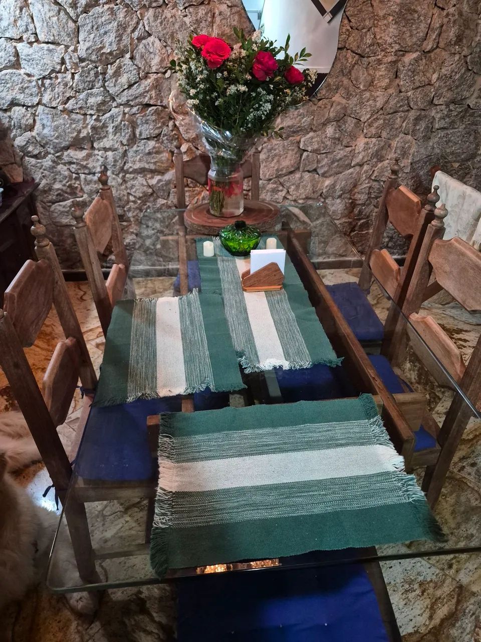 Mesa de madeira com 6 cadeiras