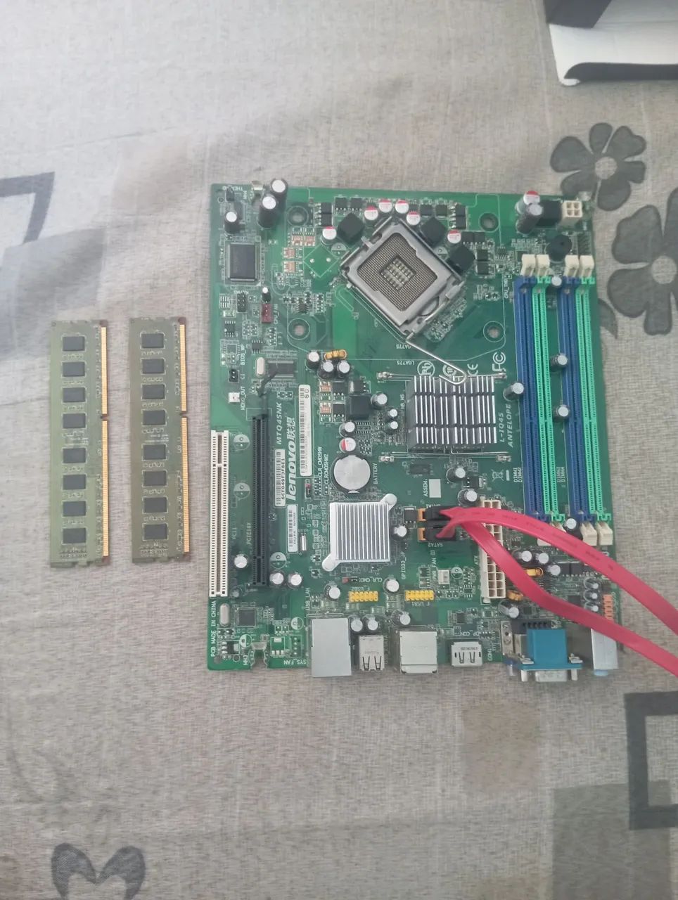 Placa mãe e duas memória RAM - Foto 2