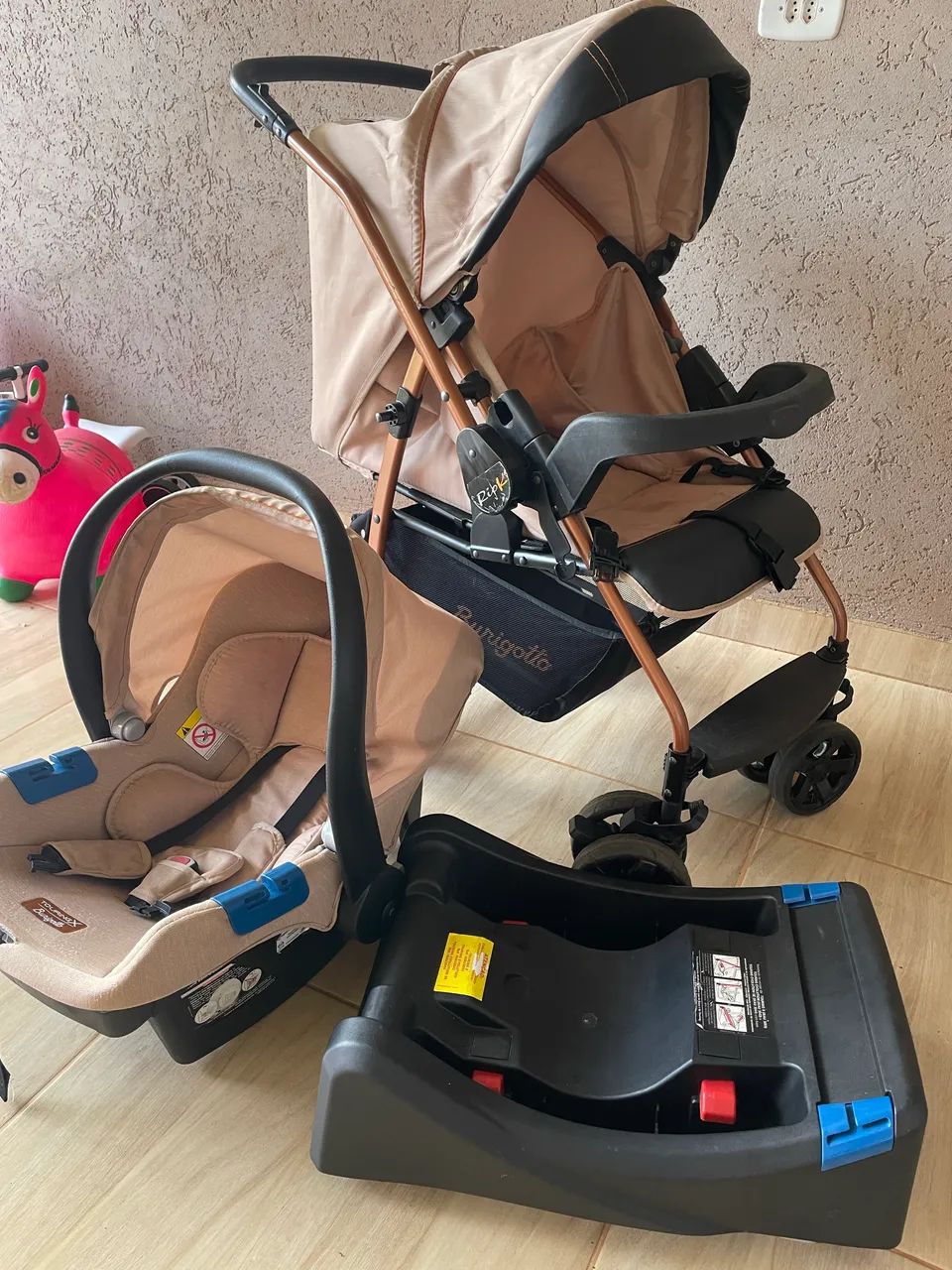Carrinho de bebê com bebê conforto mais base de carro