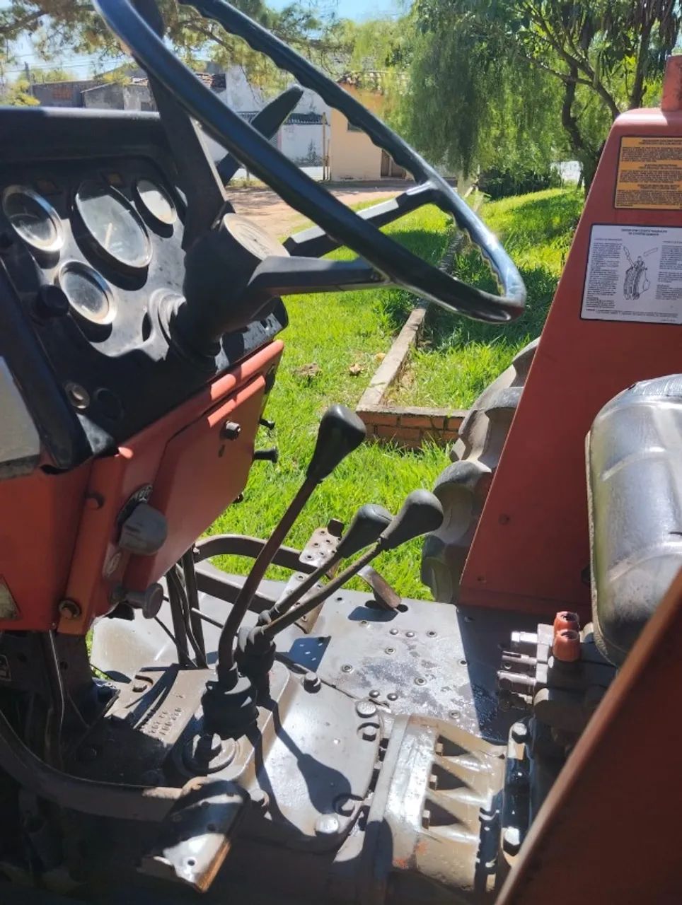 Trator MF 275-94 Três alavancas original - Foto 4