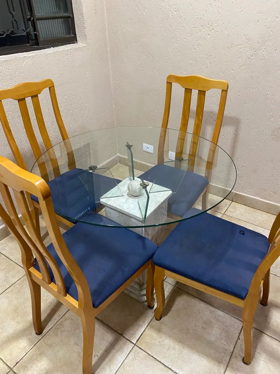 Mesa vidro e pé mármore com 4 cadeiras