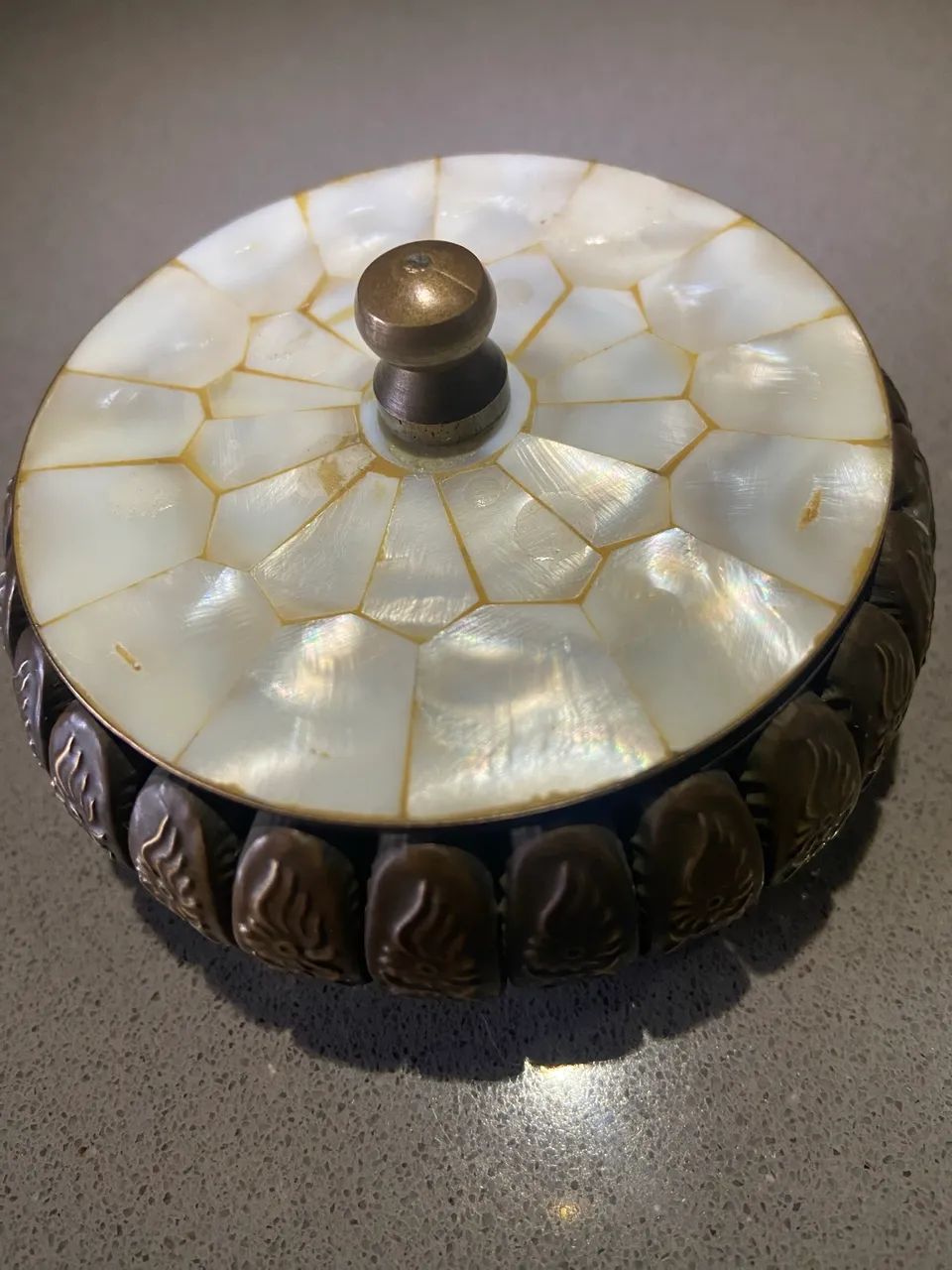 Antiga Caixa Redonda Indiana com Madrepérola e Bronze/Latão - Foto 6