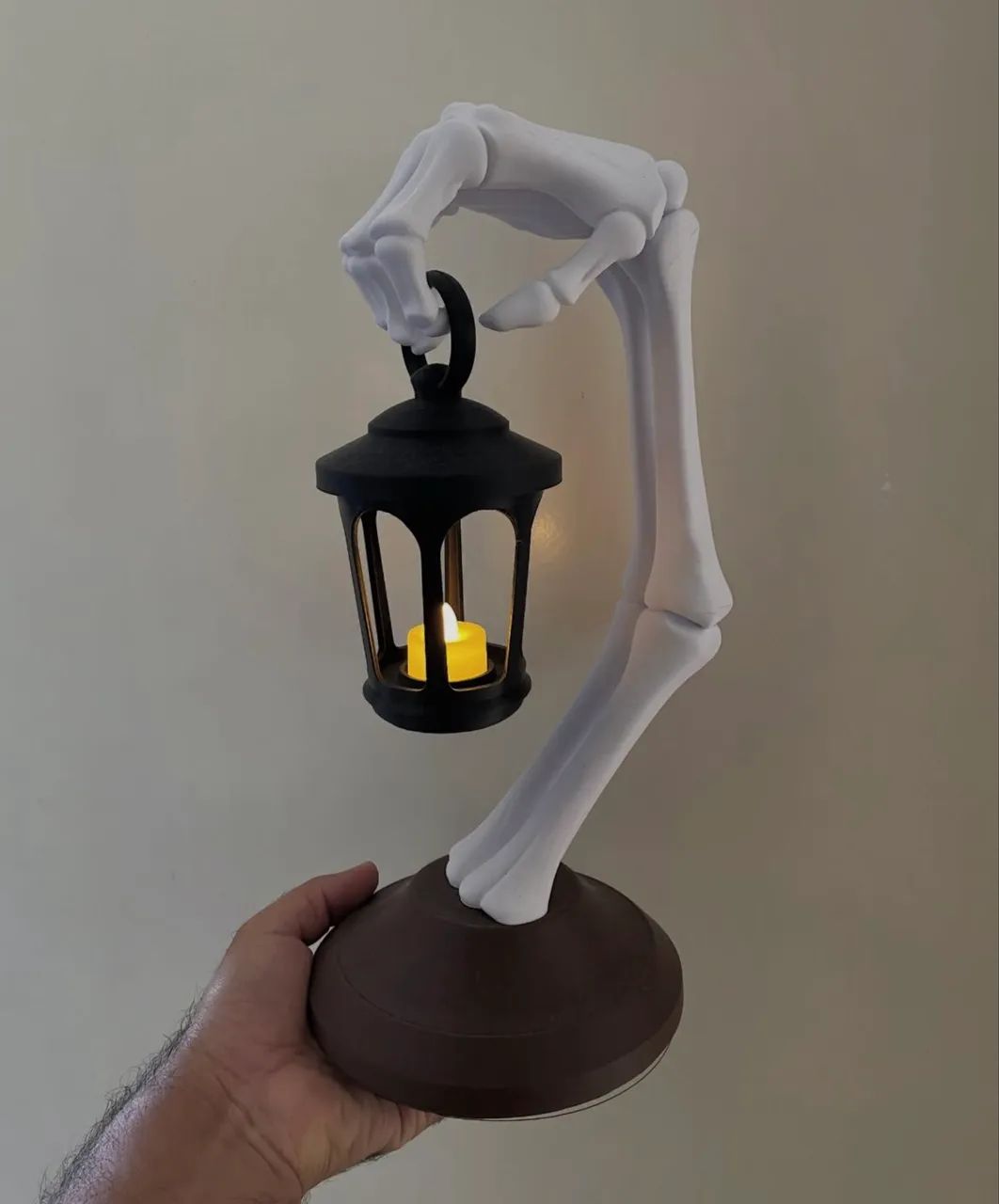 Luminária de mesa mão 