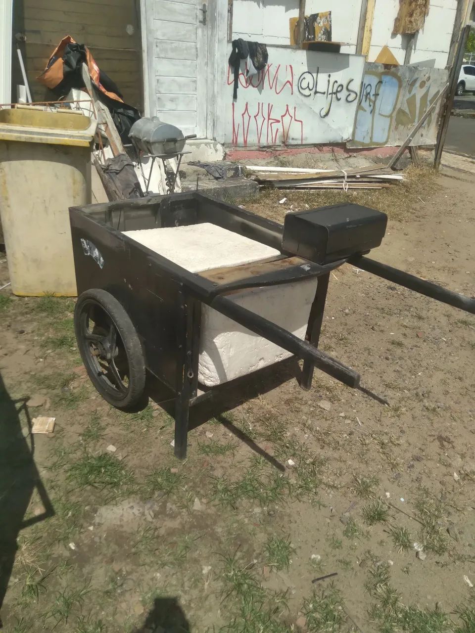 Carrinho de vende coco água cerveja etc 