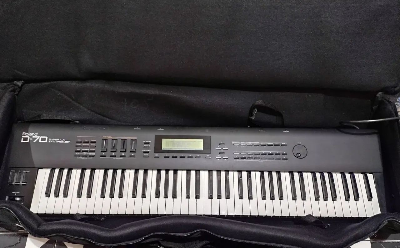 Roland D-70