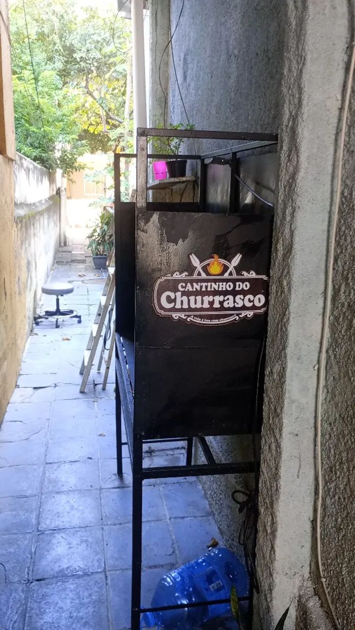 Barraca de churrasco com churrasqueira e iluminação 