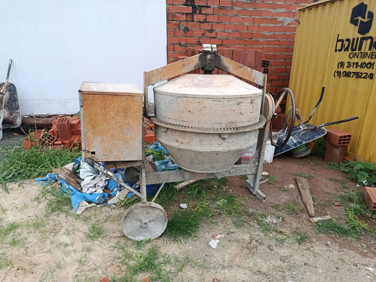 Vendo betoneira 400 litros  usada motor 4 cv - Foto 2