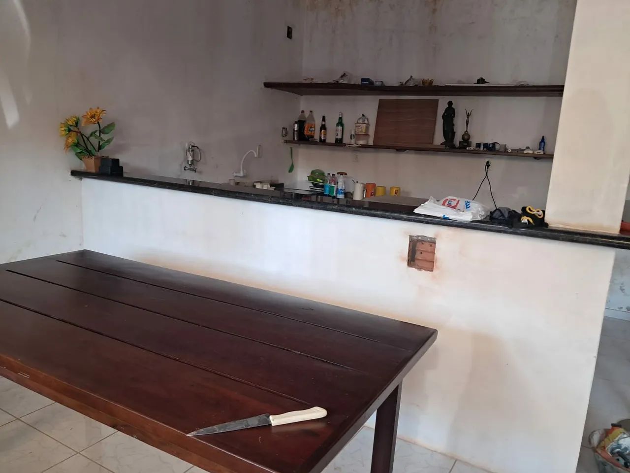 Vendo:  Jogo de mesa com bancos de madeira maciça usado. 