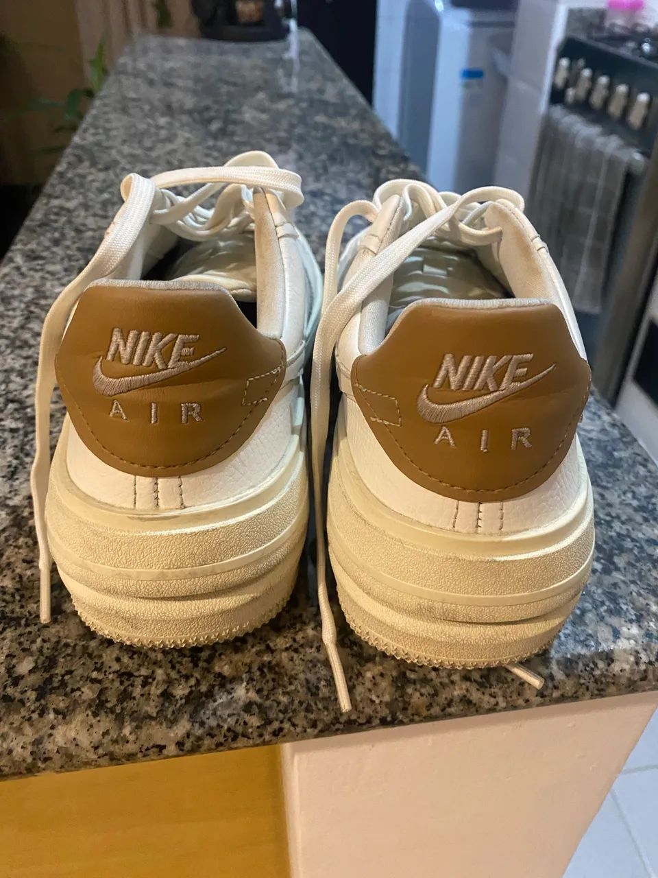 Nike Air Force 1 PLT.AF.ORM Feminino - Foto 4