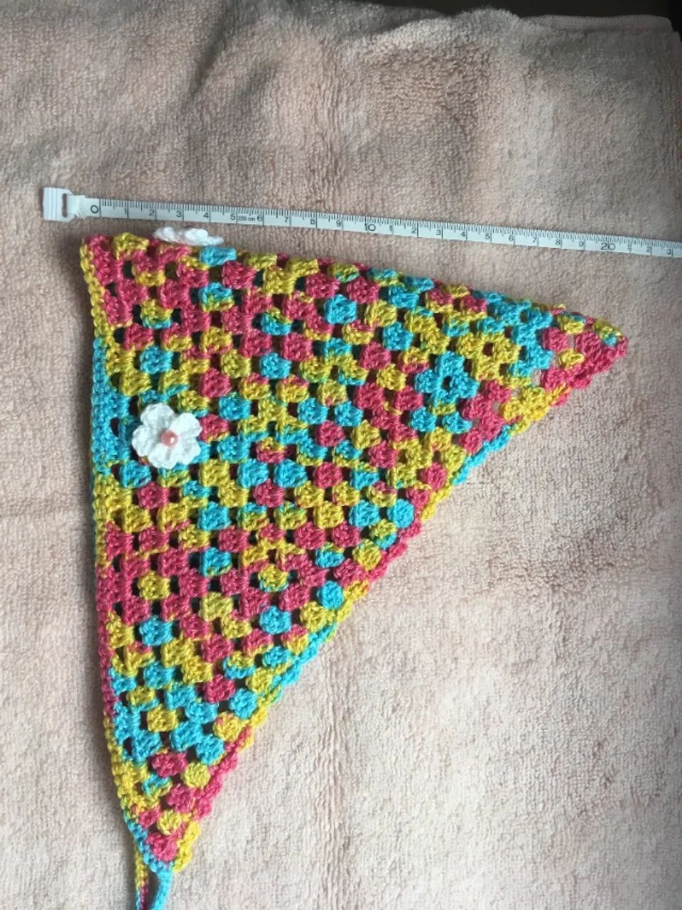 Bandana / Lenço de Crochê Colorido com Flores Brancas - Foto 5