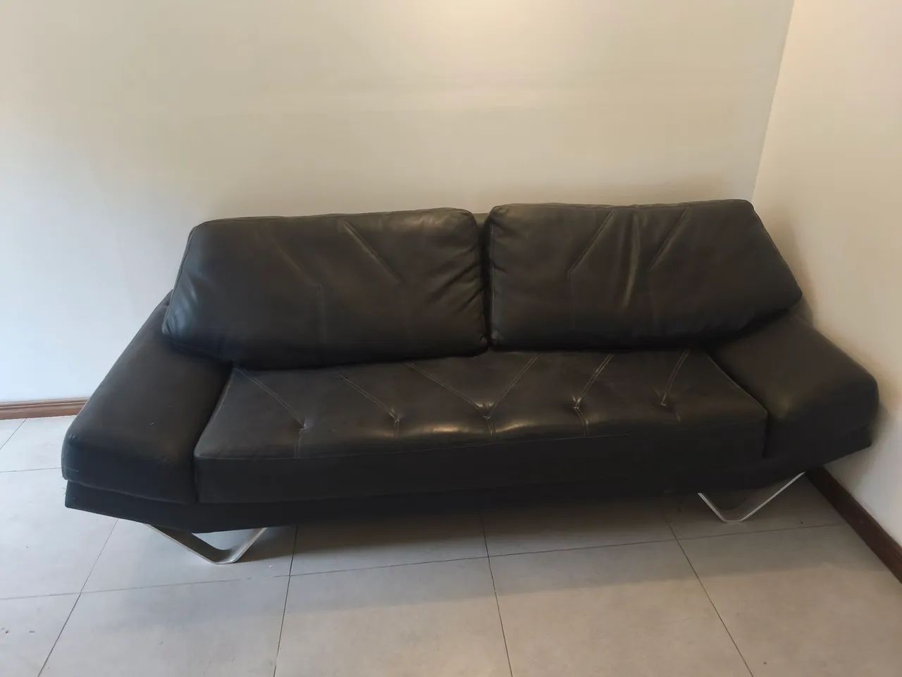 Vendo Sofá Couro, Madeira Maciça e Pés de Alumínio 