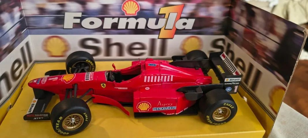 Carrinho colecionável Ferrari 310 - Michael Shumacher