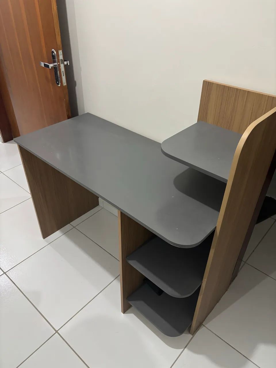 Escrivaninha Compacta com Prateleira - Ótimo Estado - Foto 2