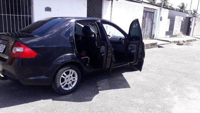 VENDE-SE UM FIESTA PRETO SEDÃ 1.6 4 P TEL: *78