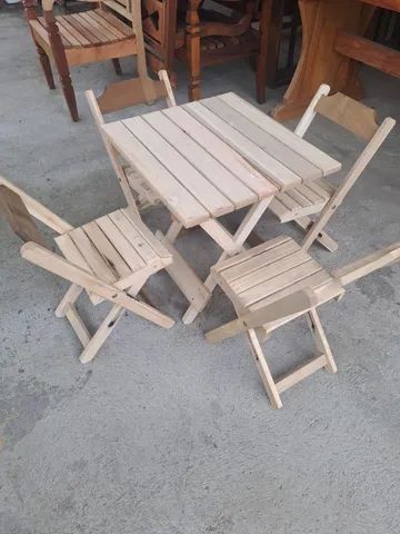 Conjunto de Mesa infantil de eucalipto com 4 cadeiras 