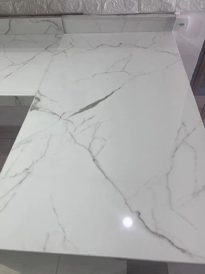 Bancada gramde  em L porcenalato branco Carrara 