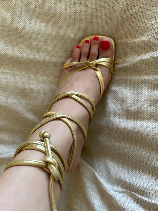 Sandálias Douradas de Salto Alto