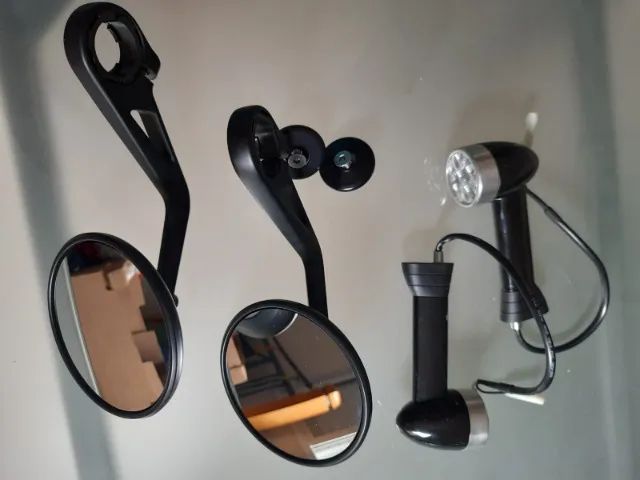 Lote com retrovisores, lanternas traseiras e pesos Triumph Bonneville