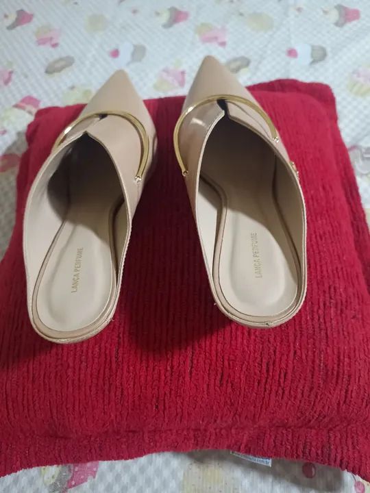 Scarpin Lança Perfume Bege com Detalhe Dourado - Foto 3