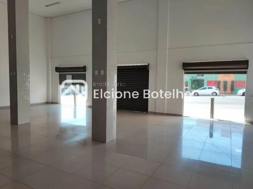 Cômodo para locação de aprox. 250 m², com mezanino, no bairro Santa Mônica - Uberlândia -