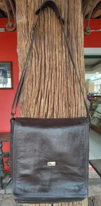 Bolsa messenger, em couro natural da marca Arteza.