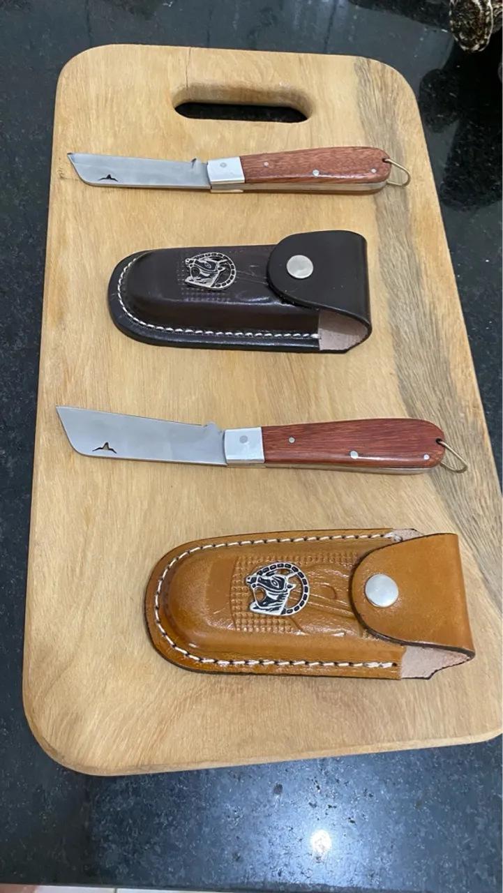 Conjunto de facas artesanais com bainhas de couro