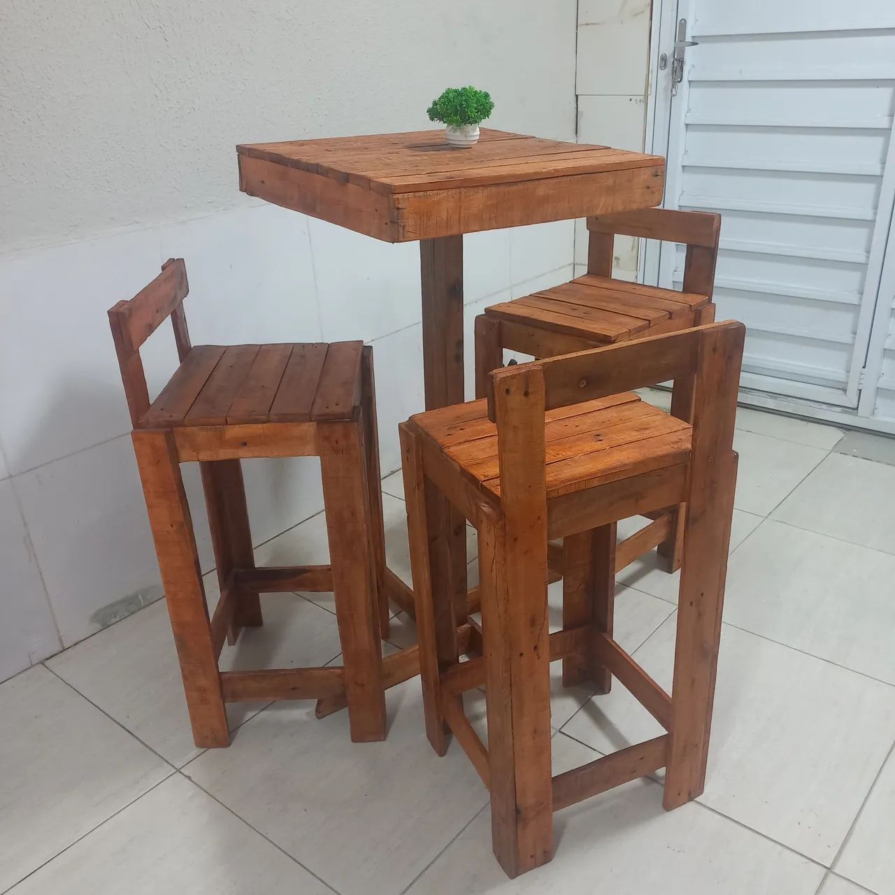 Conjunto de Mesa e Banquetas de Madeira - Foto 4