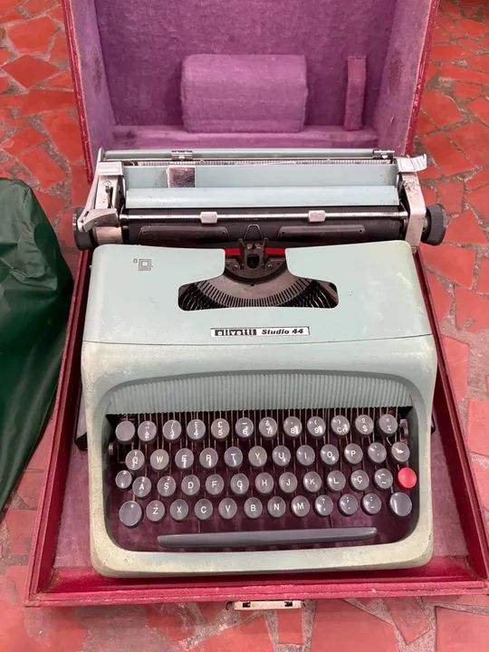 Máquina de escrever Olivetti Studio 44