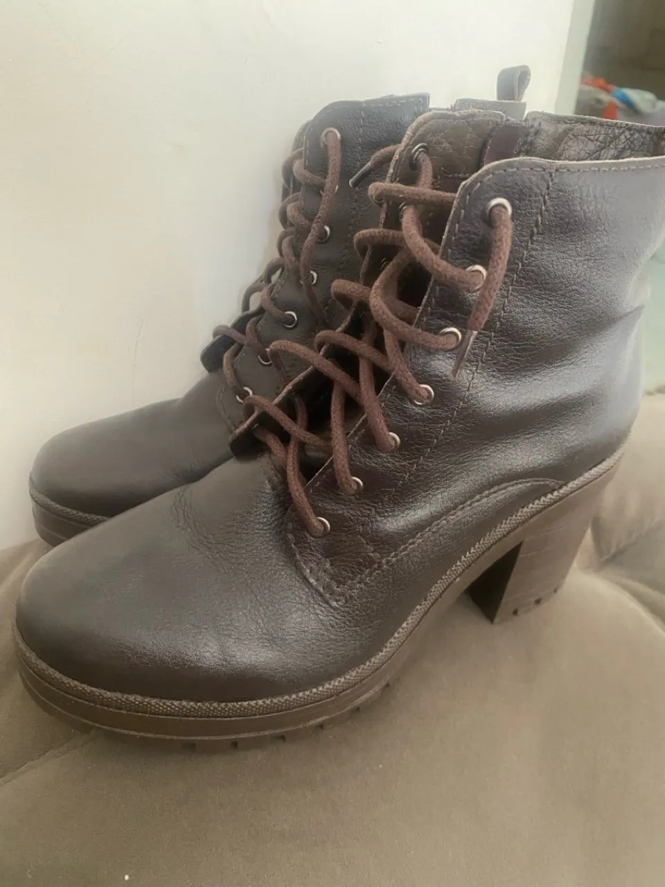 Bota feminina de couro marrom com salto