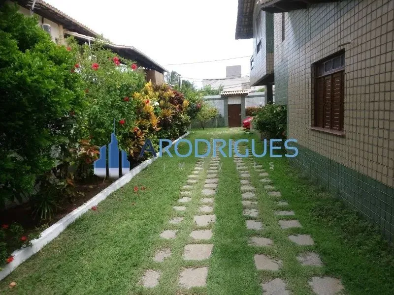 Casa de Luxo em Itapuã: 5 Quartos, 3 Suítes, 6 Vagas de Garagem - Aluguel e Venda em Salva