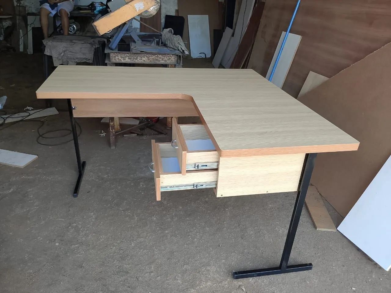 Mesa L perna de ferro