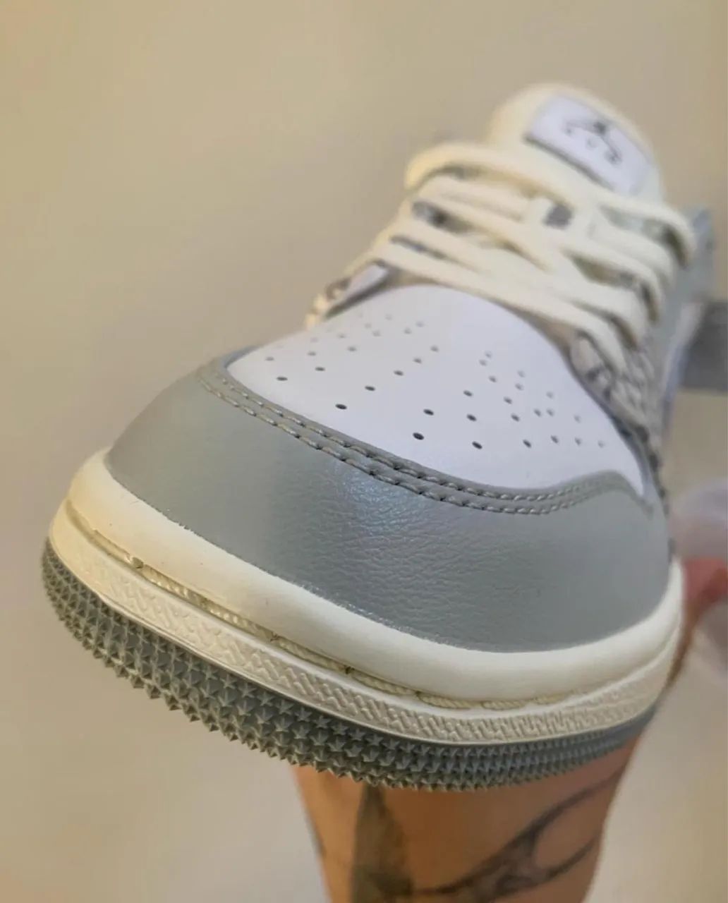 Tênis Air Jordan 1 Low - Cinza e Branco - Foto 5