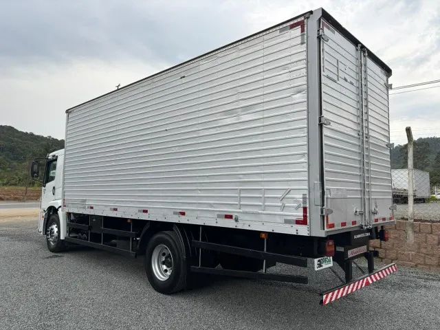 Volkswagen 15-180 Constellation com Baú 7 metros - Foto 10