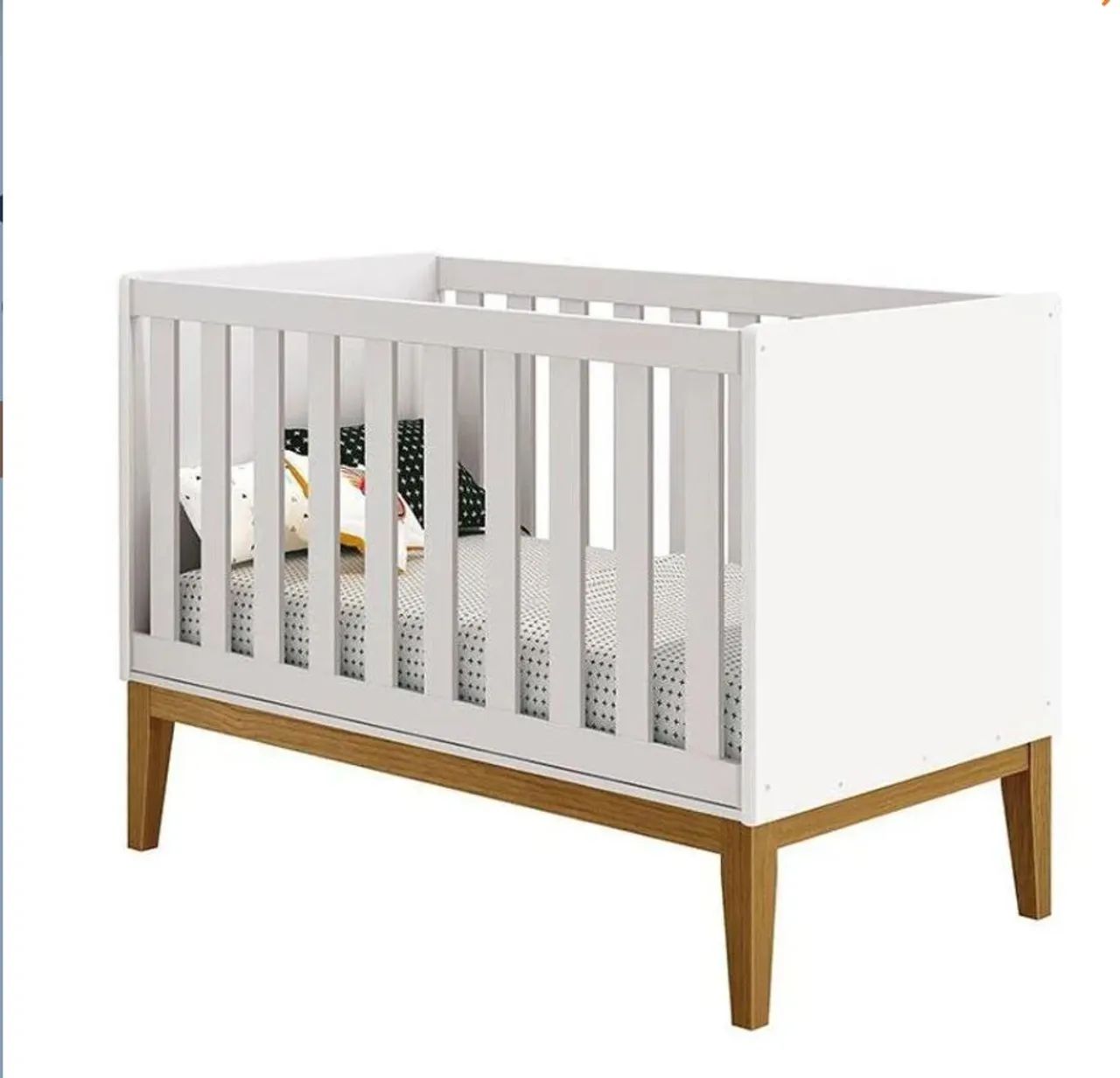 Berço branco com pés em madeira