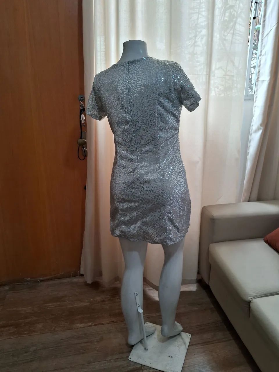 Vestido de festa prateado com brilho - Foto 2