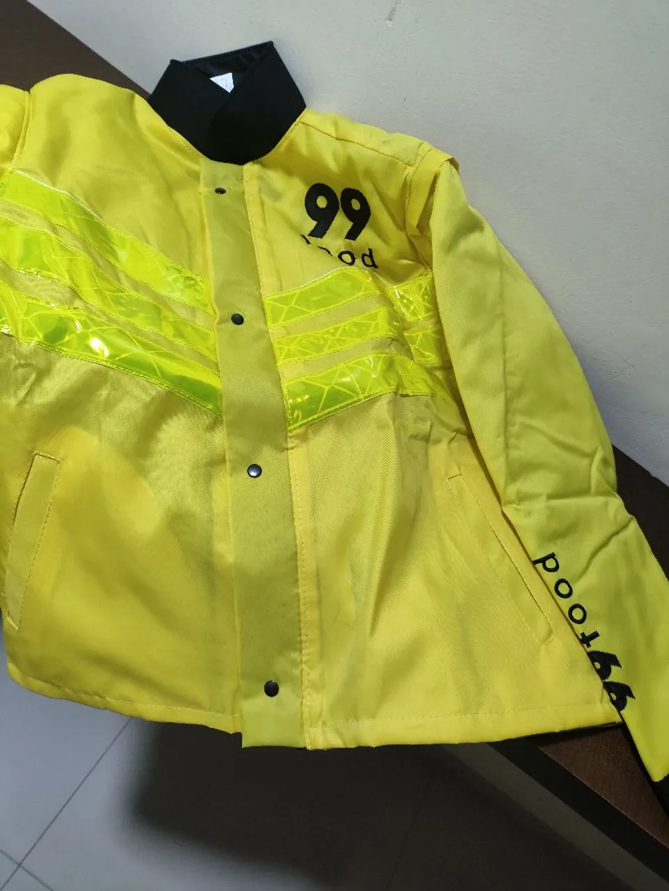 Jaqueta nova 99Food Amarela com Detalhes Refletivos