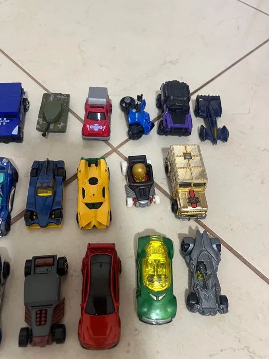 Lote de 30 Carrinhos sendo 18 Hot Wheels - Foto 3