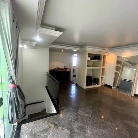 Apto com quatro quartos sendo três suítes - Vista Del Rio