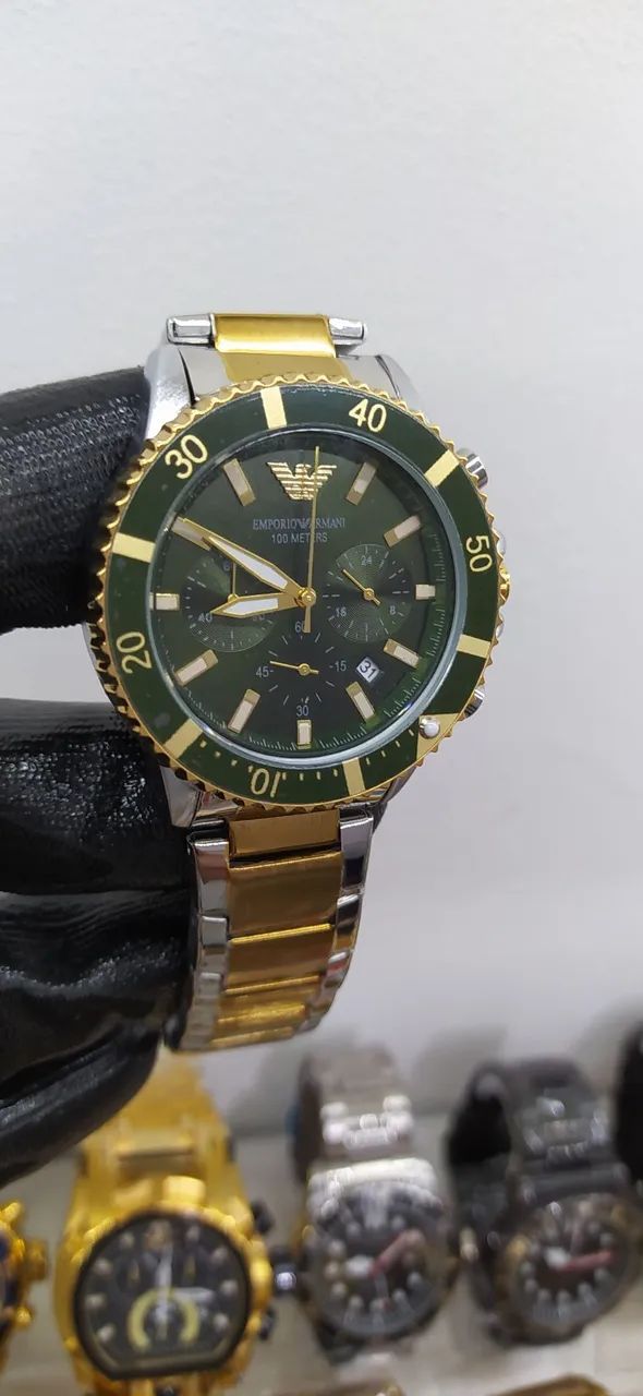 Relógio Emporio Armani fundo verde