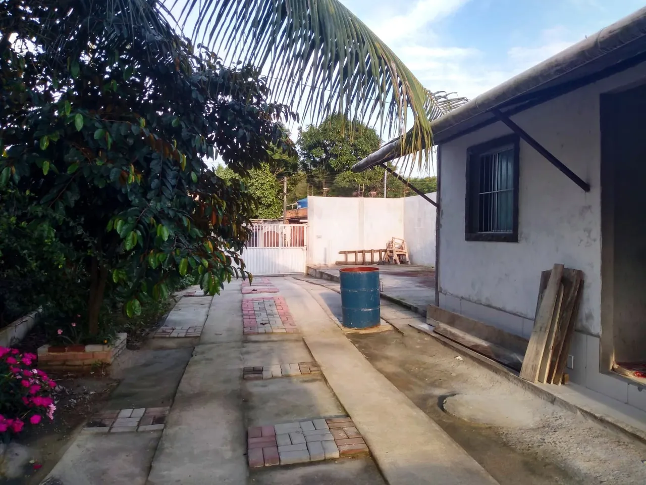 VENDO 2 KITNETS COM QUINTAL ESPAÇOSO