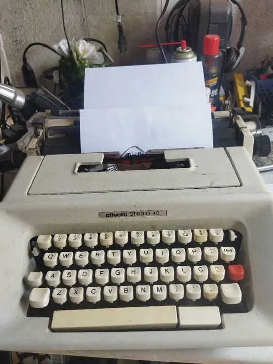 Máquina de escrever Olivetti Studio 46