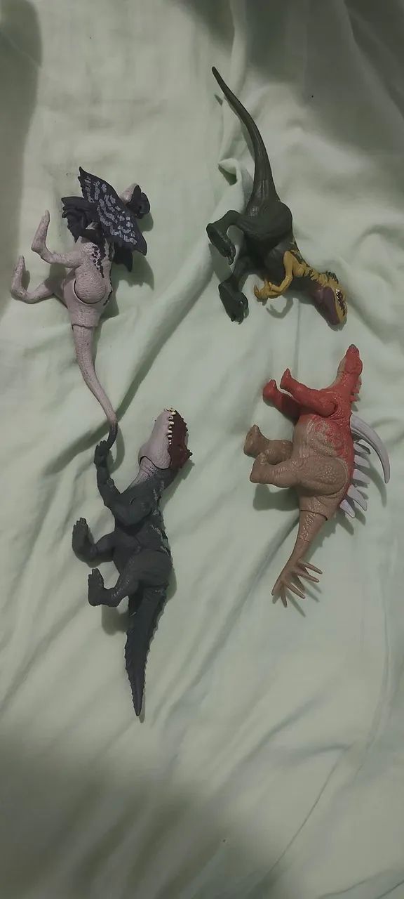5 dinossauros Mattel dino Trackers e homem aranha preto 