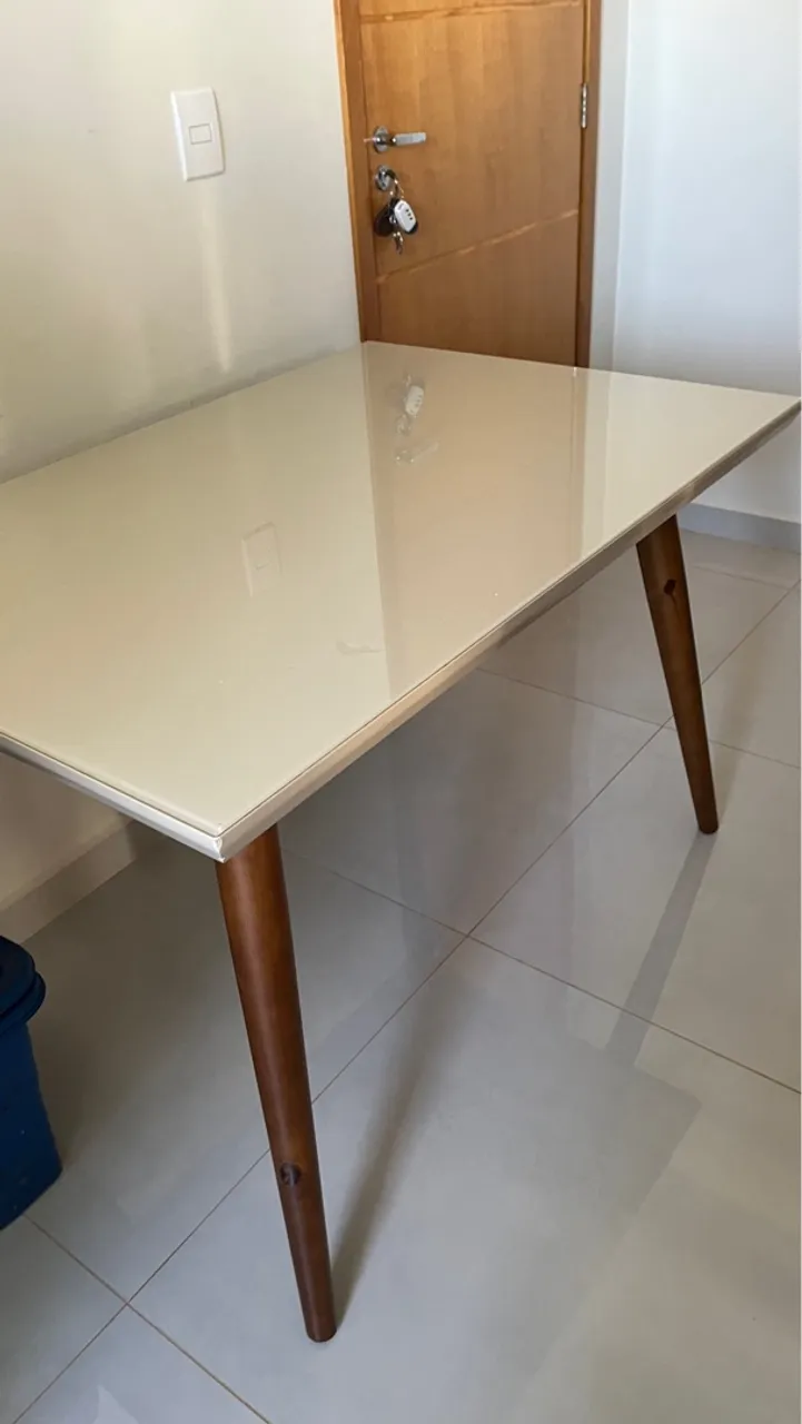 Mesa de Jantar com Design Moderno e Elegante