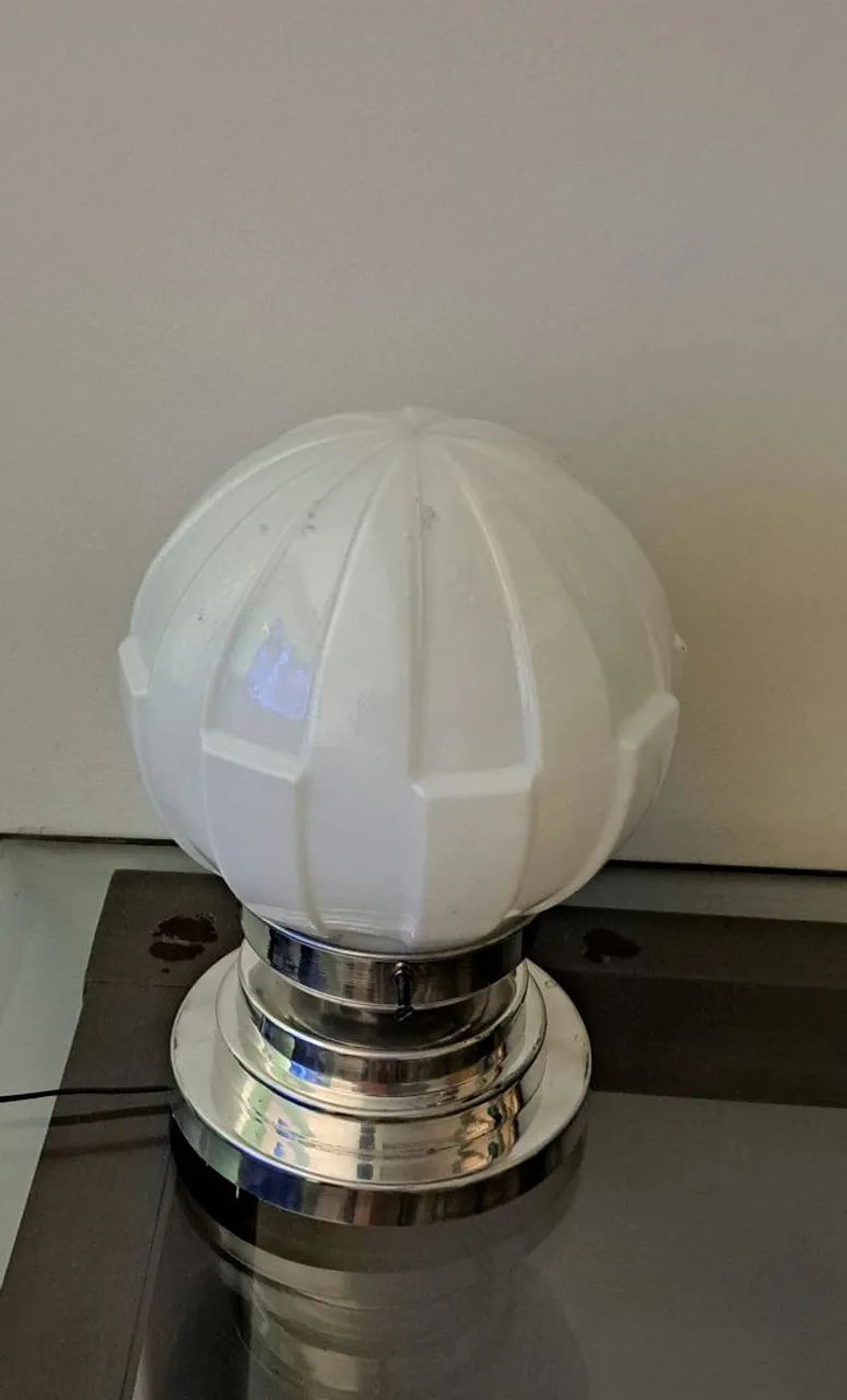 Luminária de mesa base madeira com alumínio polido em degraus com cúpula de opalina 