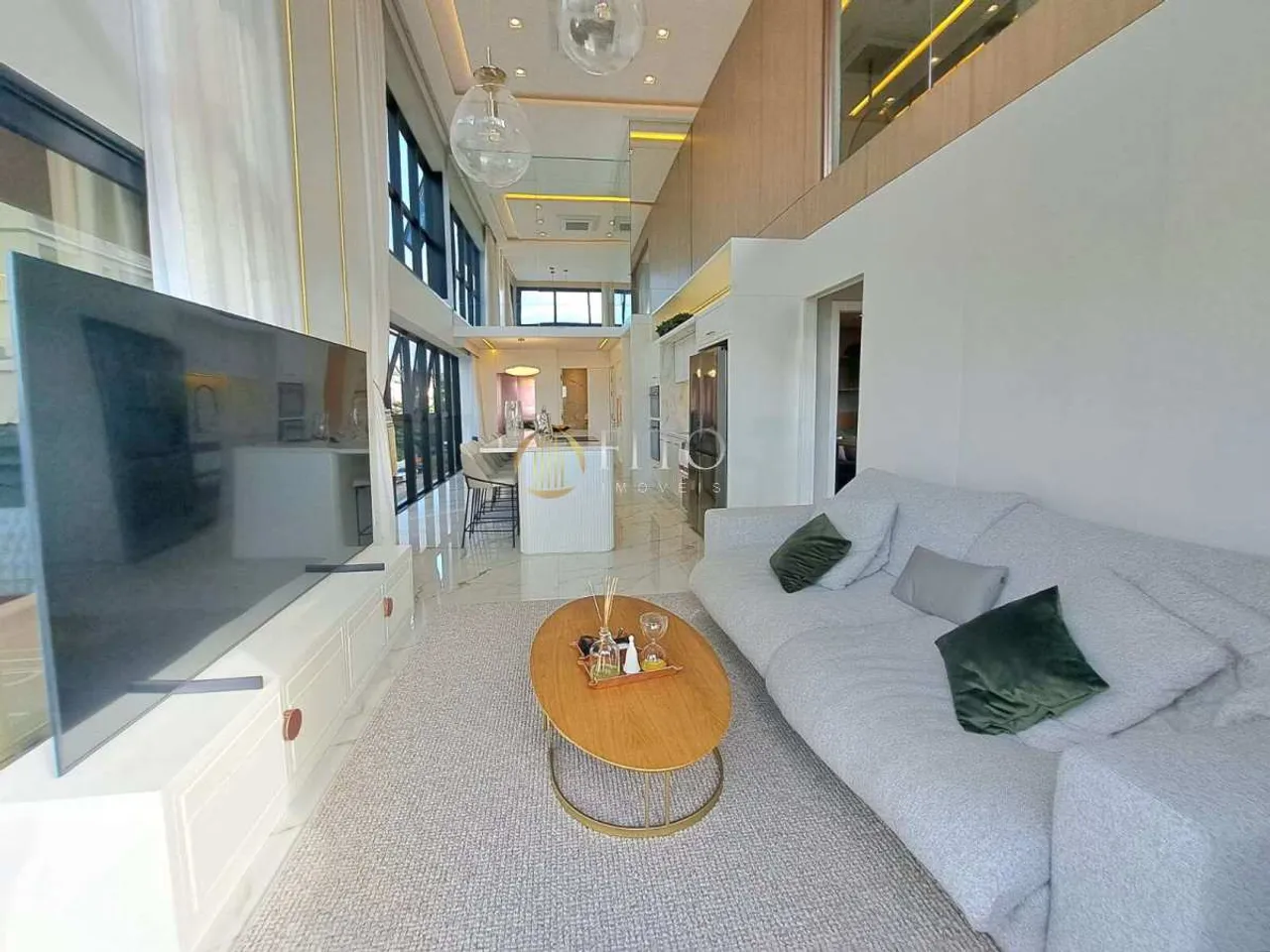 Apartamento de luxo, duplex, decorado com três dormitórios a 50m da praia de Jurerê