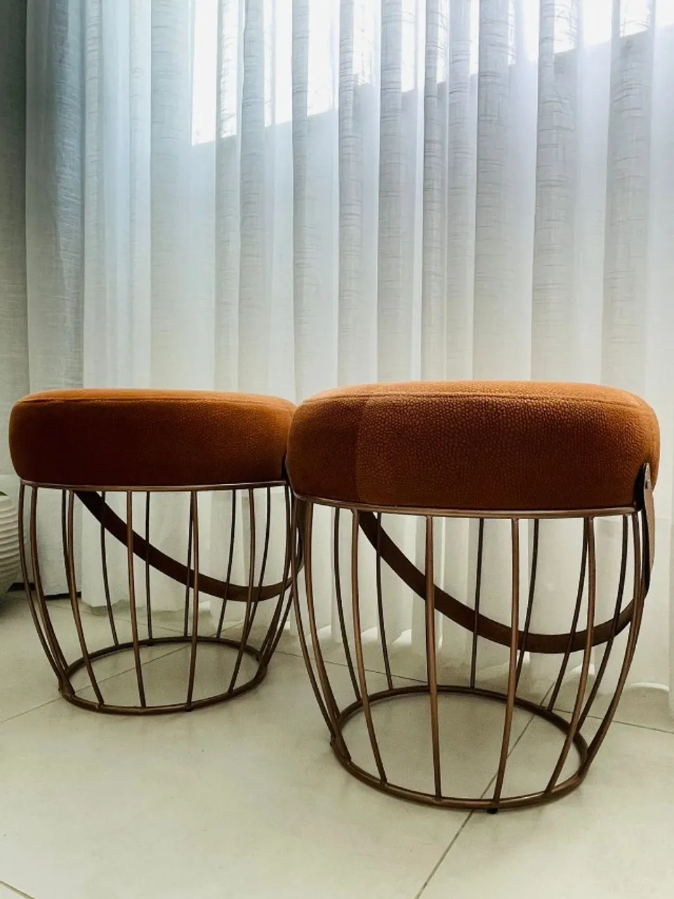 Par de Puffs Decorativos - Estrutura Metálica + Assento Almofadado