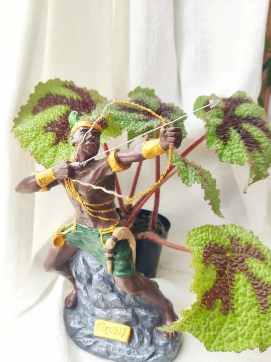 Estátua Oxóssi em gesso 