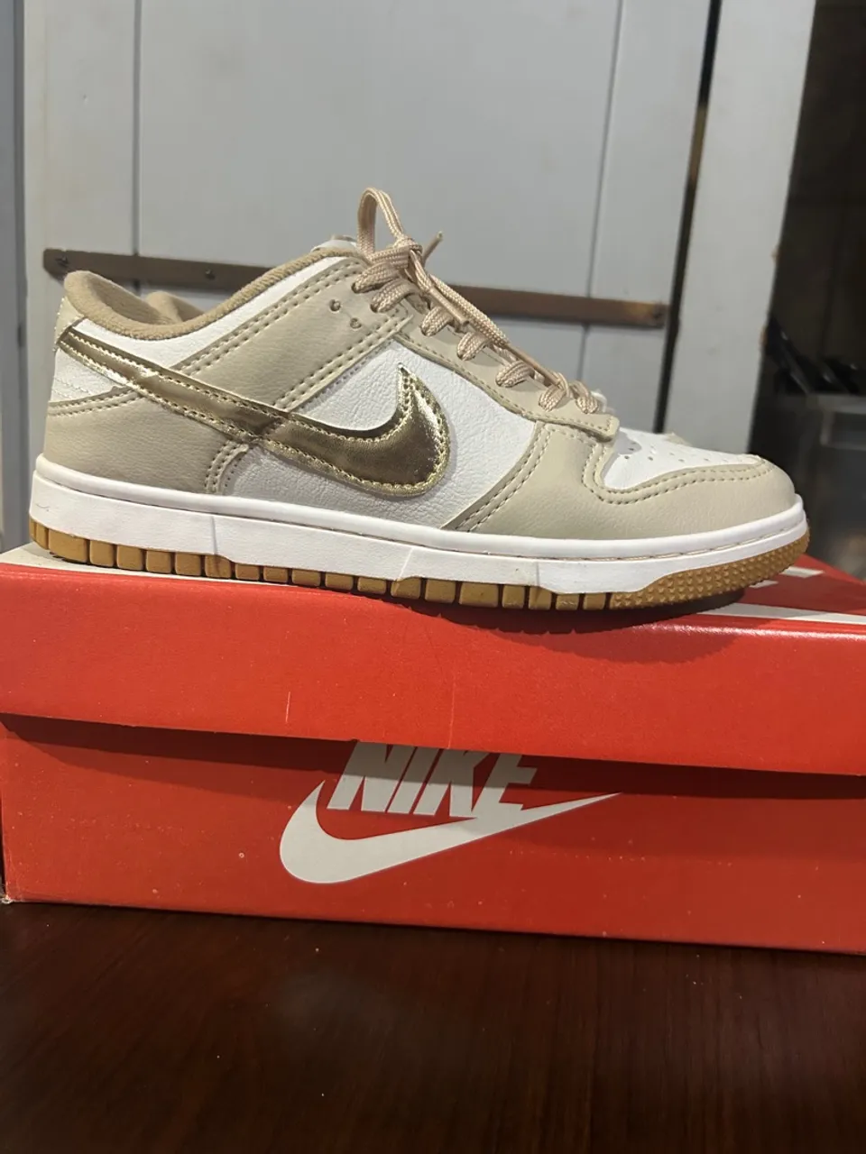 Nike Dunk Low - Bege e Dourado